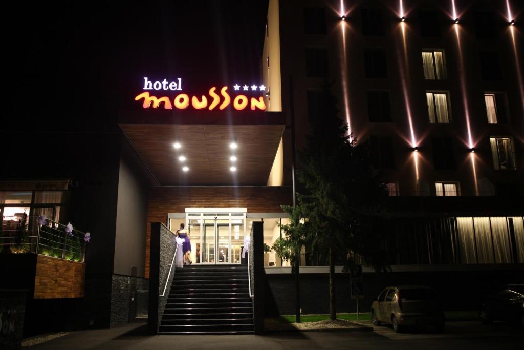 Hotel Mousson Michalovce Exterior foto